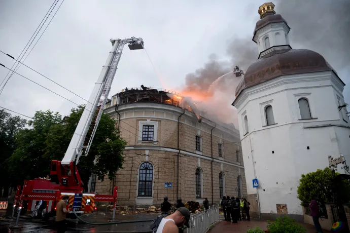 Oltják a Miszteckij Arszenal múzeum lángoló tetejét 2026. június 15-én – Fotó: Kirill Chubotin Ukrinform / NurPhoto / AFP