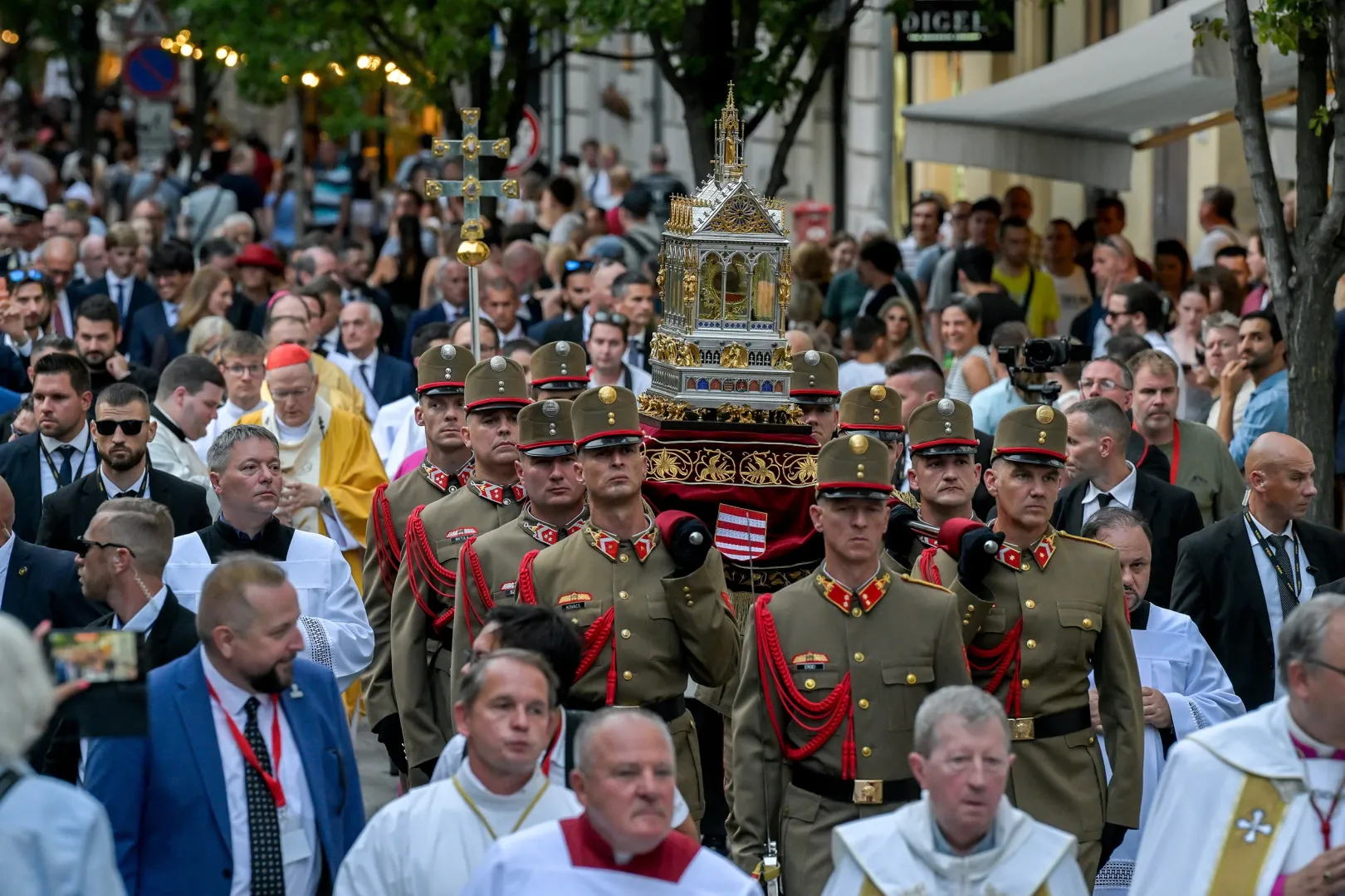 A Honvéd Koronaőrség tagjai a Szent Jobbot viszik az államalapítás és Szent István király ünnepén tartott Szent Jobb-körmeneten az Október 6. utcában – Fotó: Máthé Zoltán / MTI