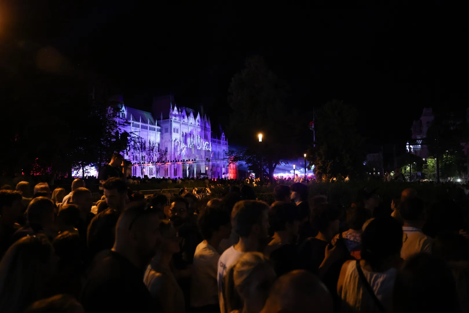 A fővárosban három helyszínen várták a tűzijáték előtt és után bulizni vágyókat, a Kossuth téri helyszínen moccanni sem lehetett – Fotó: Hevesi-Szabó Lujza / Telex