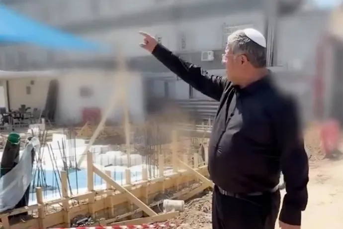 Az izraeli belbiztonsági miniszter bemutatott egy akasztófát, amelyen terrorizmusért elítélt palesztinokat akar kivégeztetni