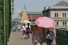 Időjárás: Kettészakad az ország, nyugaton felhőszakadás, keleten hőség várható