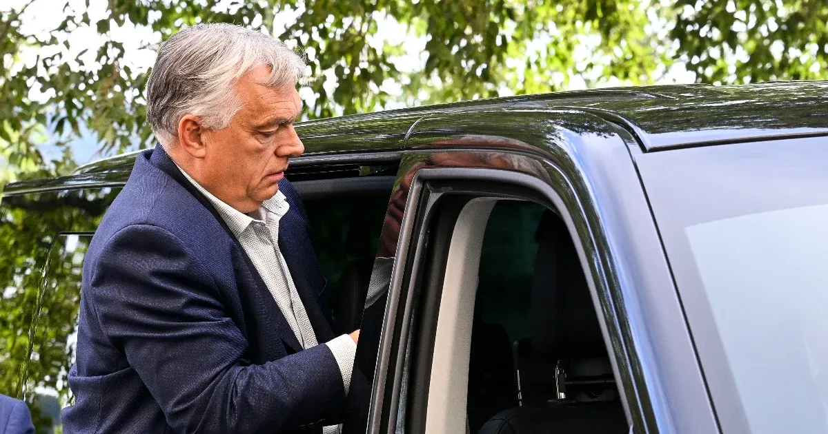 Orbán Viktort most a horvátországi Vis szigetén fotózták le a fiával és vejével