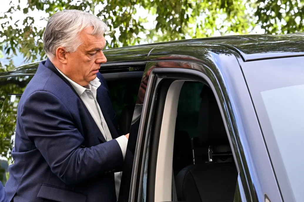 Orbán Viktor most a horvátországi Vis szigetén fotózták le a fiával és vejével