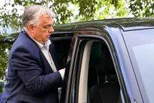 Orbán Viktort most a horvátországi Vis szigetén fotózták le a fiával és vejével