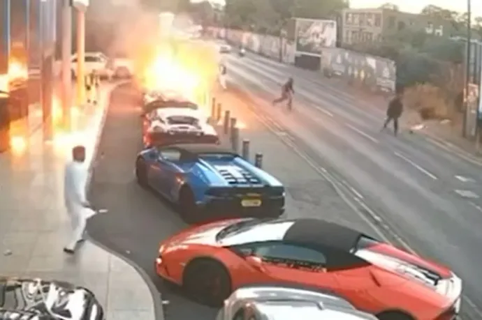 Molotov-koktéllal gyújtottak fel két szupersportautót egy angliai esküvőn