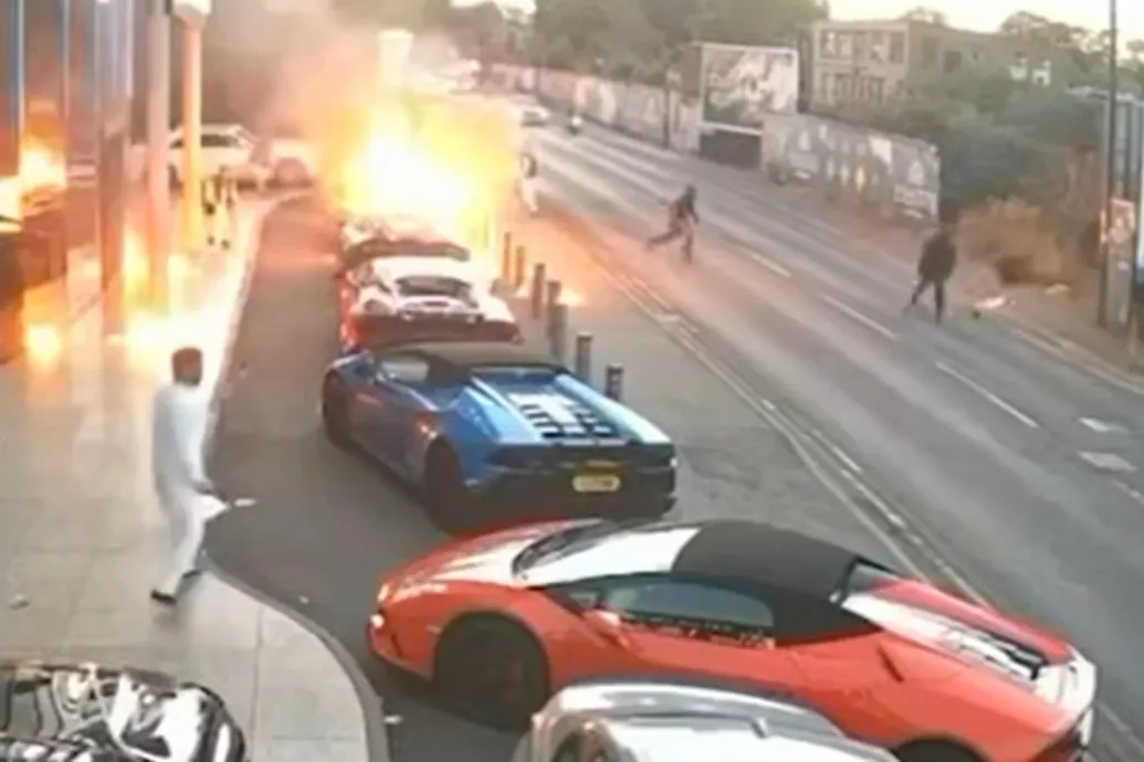 Molotov-koktállal gyújtottak fel két szupersportautót egy angliai esküvőn