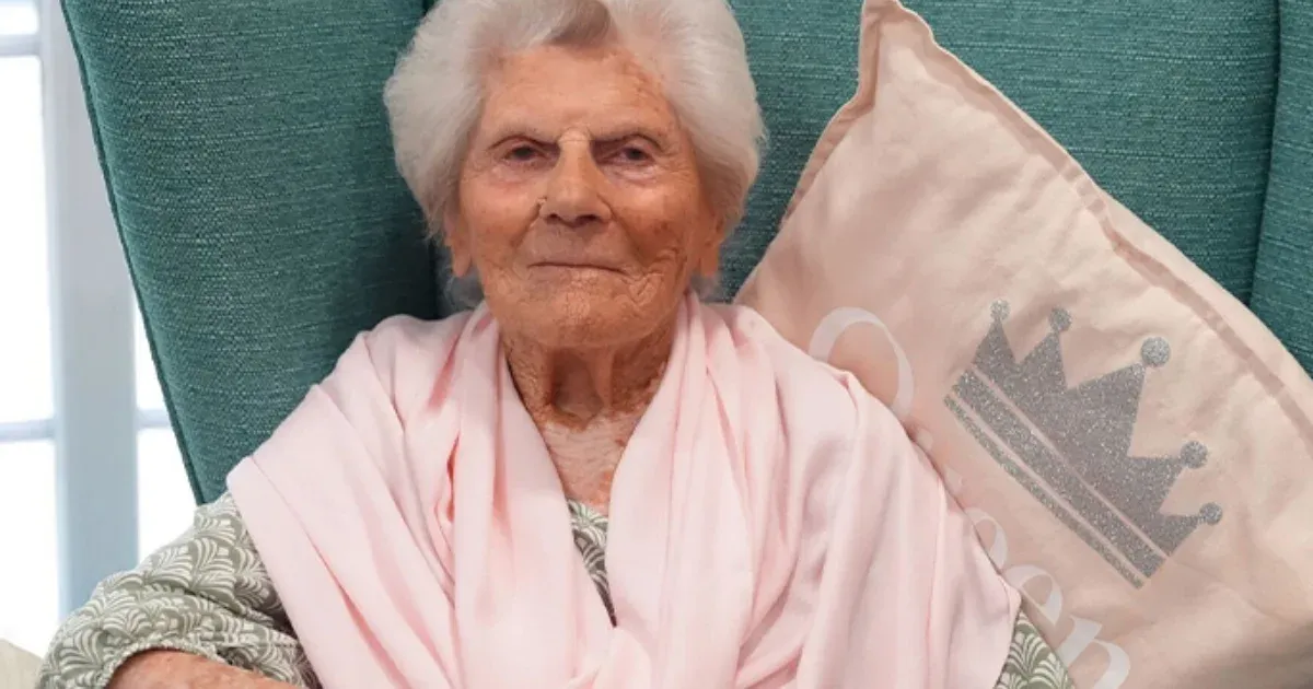 Az egyik legidősebb ember a világon ünnepelése – Ethel Caterham 107. születésnapja Az egyik legidősebb ember a világon ünnepelése – Ethel Caterham 107. születésnapja