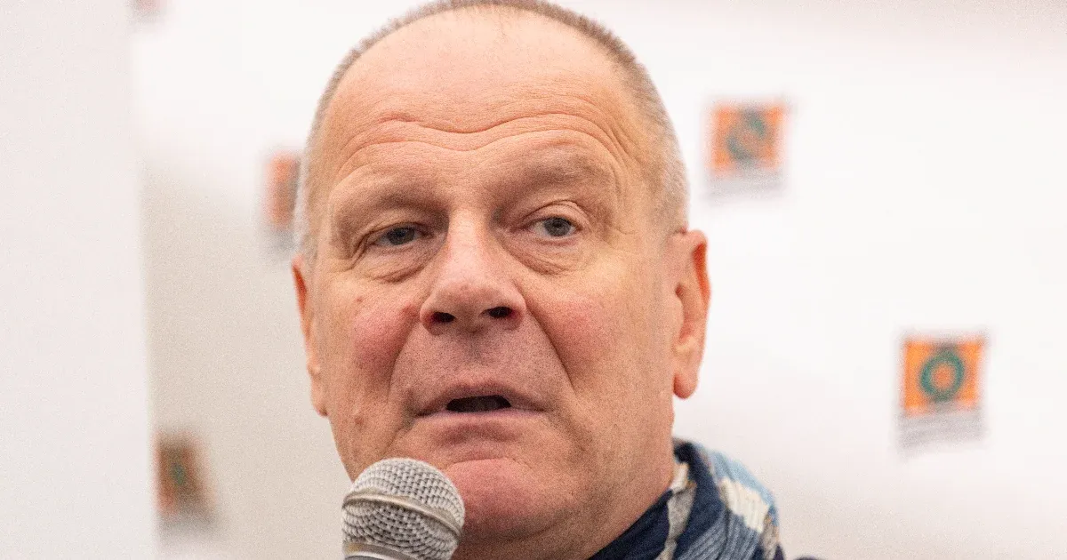 Tibor Navracsics Polgári Demokraták kezdeményezése – A két oldal helyett az egyenes út felé Tibor Navracsics Polgári Demokraták kezdeményezése – A két oldal helyett az egyenes út felé
