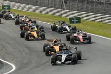 Russell nyerte a holland sprintfutamot