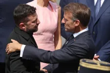 Macron: Oroszország terrorral igyekszik megtörni Ukrajnát, de ez nem fog sikerülni