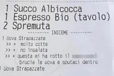 Égesd oda a tojásokat, és köpj bele! – szerepelt a rántotta mellé kihozott számlán a pincér utasítása az olasz étteremben