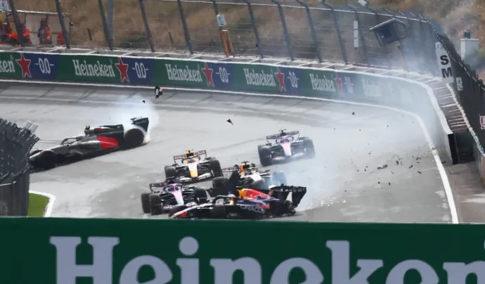 Max Verstappen balesete és Gabriel Bortoleto megpördülése a 2026-os Holland Nagydíj első körének végén – Fotó: Jakub Porzycki / Reuters