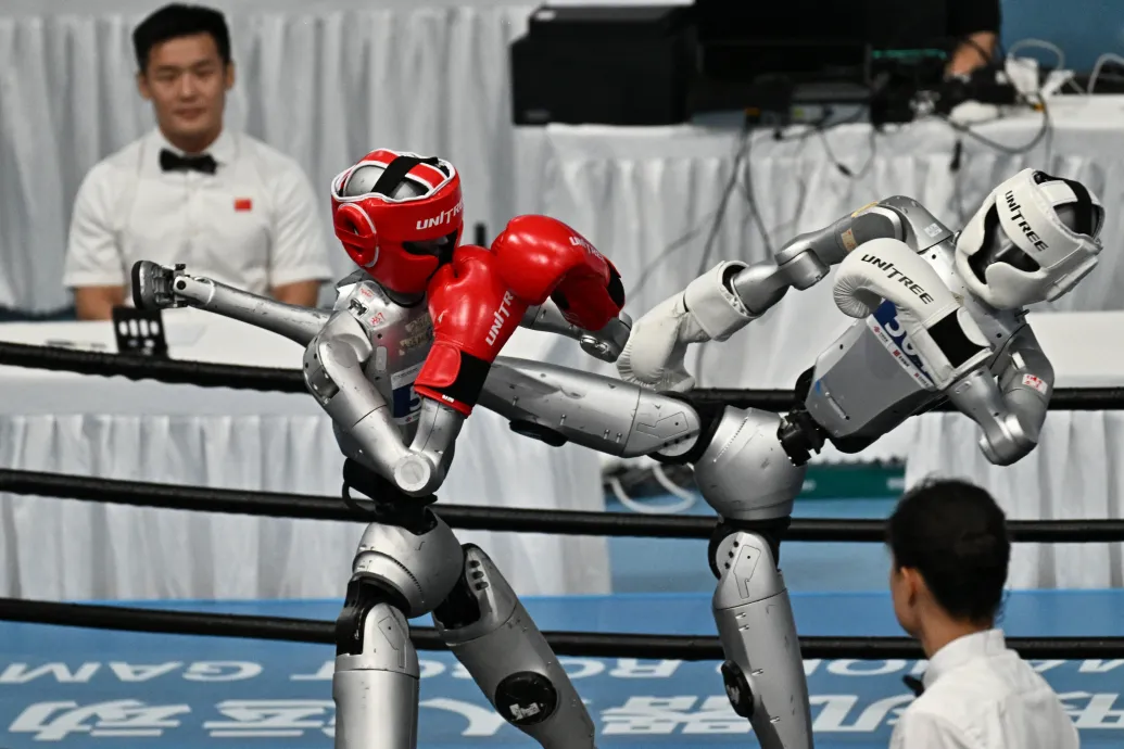 A világrekordot futó robot után vessen egy pillantást az egymást püfölő robotbokszolókra is