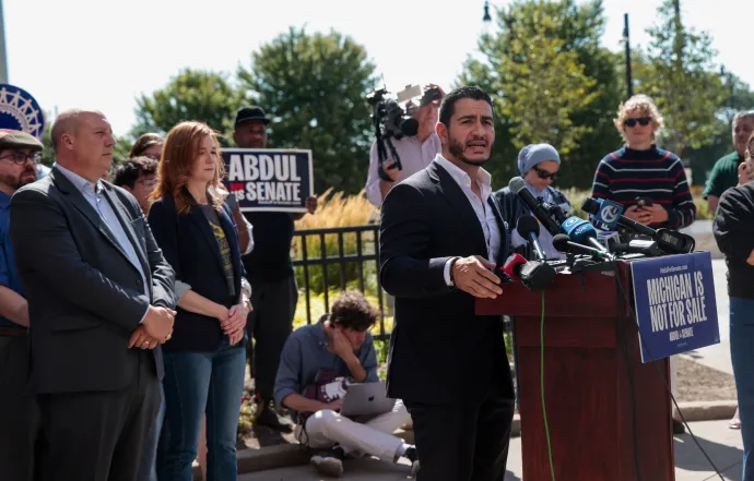 Abdul El-Sayed, a michigani demokrata előválasztás győztese sajtótájékoztatón beszél Detroitban 2026. augusztus 5-én – Fotó: Rebecca Cook / Reuters