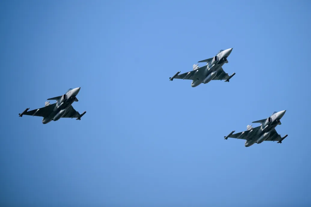 Műteni kell a lezuhant Gripen pilótájának gerincét