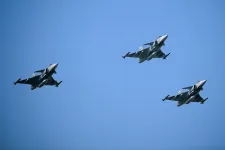 Műteni kell a lezuhant Gripen pilótájának gerincét