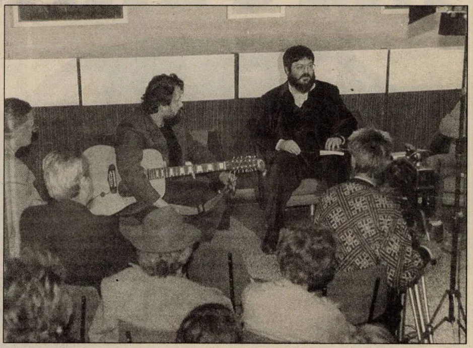 Szőcs Géza 1994-ben, egy irodalmi esten, Gyulán – Forrás: Fazekas Ferenc, Békés Megyei Nap, 1994. november 12. / Arcanum