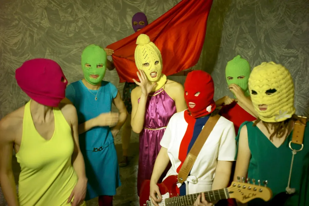 A Pussy Riot egyik volt tagja azt állítja, zsarolással beszervezte az FSZB