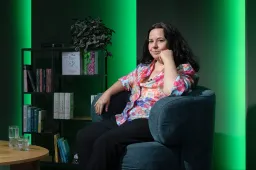 „Nem vagyok birtokosa a saját költészetemnek” – erős idézetek Erdős Virág interjújából