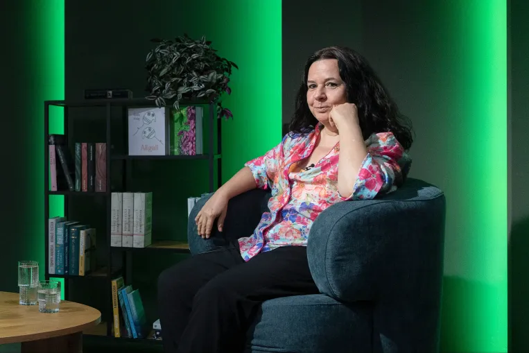 „Nem vagyok birtokosa a saját költészetemnek” – erős idézetek Erdős Virág interjújából