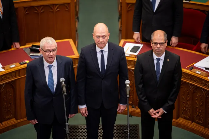 Polt Péter, az Alkotmánybíróság megválasztott új elnöke esküt tesz, mellette Kozma Ákos, az alapvető jogok biztosa, az Ab megválasztott új tagja és Nagy Gábor Bálint, a Legfőbb Ügyészségre beosztott főosztályvezető ügyész, megválasztott új legfőbb ügyész az Országgyűlés plenáris ülésén 2025. június 11-én – Fotó: Bődey János / Telex