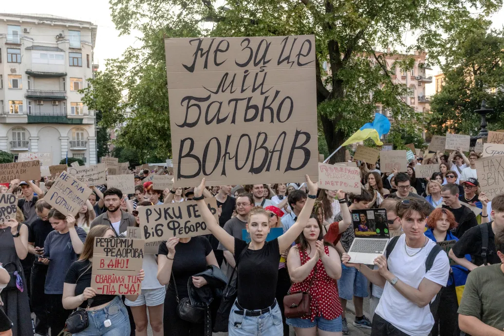 Komoly fejtörést okozhat Zelenszkijnek, ha menesztett minisztere ilyen tempóban fogja újra és újra megkérdőjelezni