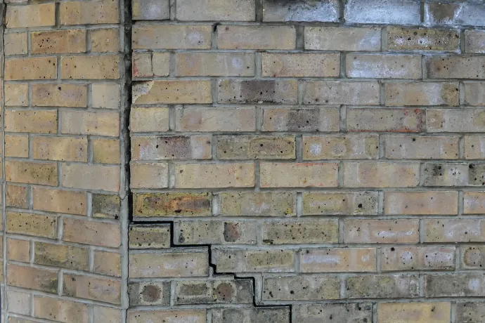 Talajsüllyedés következtében keletkezett repedés egy londoni épületen – Fotó: Abdul Shakoor / Shutterstock
