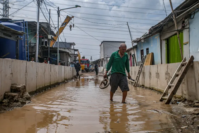 Gát épül Jakarta egy, a talajsüllyedés miatt árapály által veszélyeztetett részén, 2026 januárjában – Fotó: Claudio Pramana / NurPhoto / Getty Images