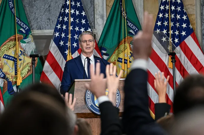 Scott Bessent amerikai pénzügyminiszter válaszol a sajtó kérdéseire, miután bejelentette az Irán elleni szankciócsomagot 2026. augusztus 24-én – Fotó: Mehmet Eser / Anadolu / AFP