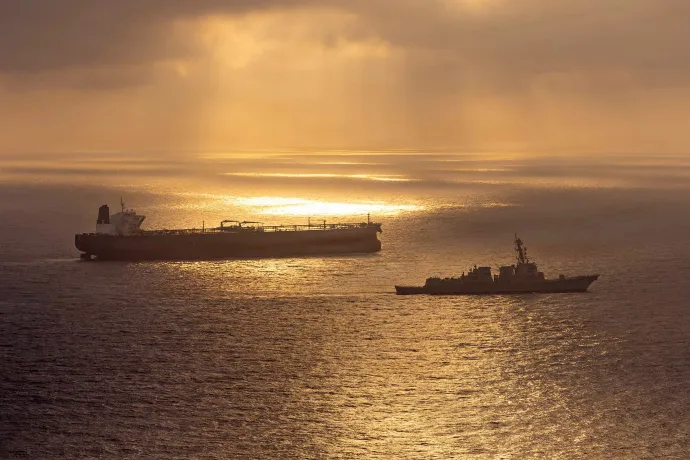 A USS Rafael Peralta amerikai romboló akadályozza, hogy az iráni lobogó alatt közlekedő Herby nevű tanker kikössön Iránban – Fotó: US Navy / AFP