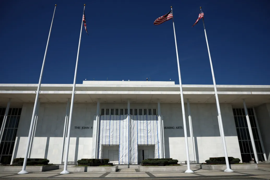 A Kennedy Center lebontásával fenyegetőzik a Trump-kormányzat, ha az elnök neve nem lehet kint a homlokzaton