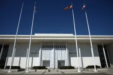A Kennedy Center lebontásával fenyegetőzik a Trump-kormányzat, ha az elnök neve nem lehet kint a homlokzaton