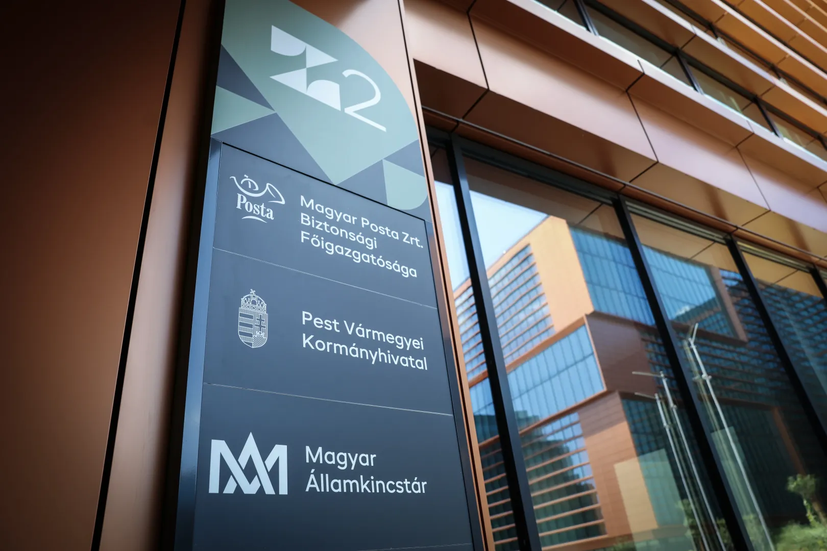A tervezett beköltözők listája az egyik épület bejáratánál – Fotó: Huszti István / Telex