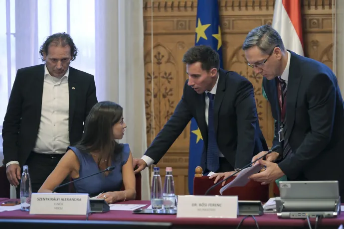 Szabadi István, Szentkirályi Alexandra, Radnai Márk, valamint Bősi Ferenc, a bizottság munkatársa az Országgyűlés művelődési bizottságának ülésén az Országház Széll Kálmán termében 2026. augusztus 26-án – Fotó: Purger Tamás / MTI