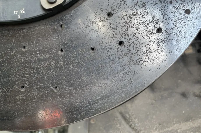 Így néz ki közelről az Audi szénszál-erősítésű szilícium-karbid féktárcsája – Fotó: Kőfalvi Gyula igazságügyi szakértő