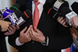 A szenátus is megszavazta a lebutított vagyonadatlapot, semmi érdemit nem láthatunk majd a politikusok vagyonából