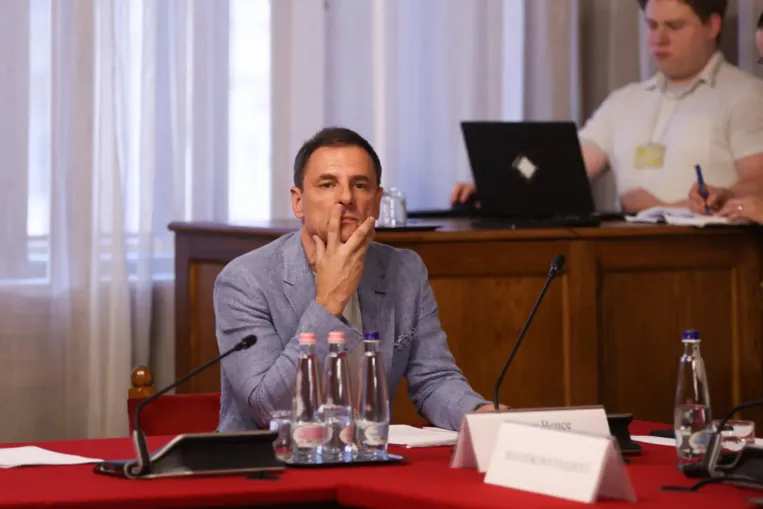 Régi fideszes tempóval és kioktató segítséggel készülnek az ellenzéki képviselők az MNB-botrányt vizsgáló bizottsági munkára