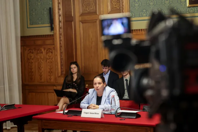 Unger Anna Róza politológus, a Nemzeti Vagyonvisszaszerzési és Vagyonvédelmi Hivatal (NVVH) egyik elnökjelöltjeként meghallgatásán az Országgyűlés Igazságügyi és Alkotmányügyi Bizottságának ülésén az Országház Apponyi Albert gróf termében 2026. augusztus 25-én – Fotó: Huszti István / Telex