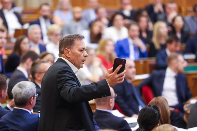 Pócs János szólal fel az Országgyűlés plenáris ülésén 2026. július 14-én – Fotó: Melegh Noémi Napsugár / Telex