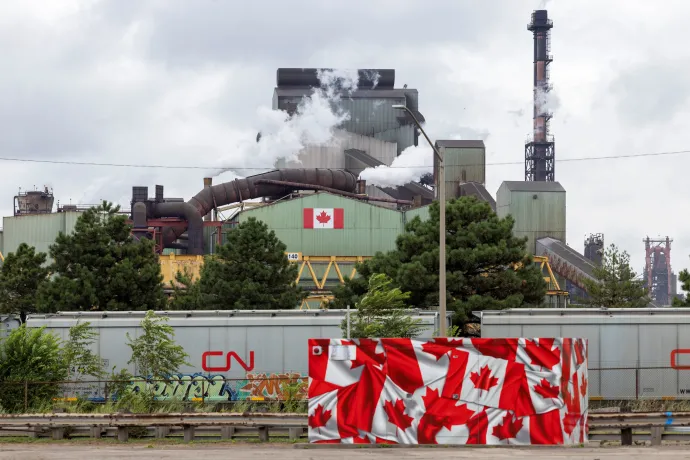 Kanadai zászlók az ArcelorMittal Dofasco acélgyárán a kanadai Hamiltonban 2026. augusztus 24-én – Fotó: Carlos Osorio / Reuters