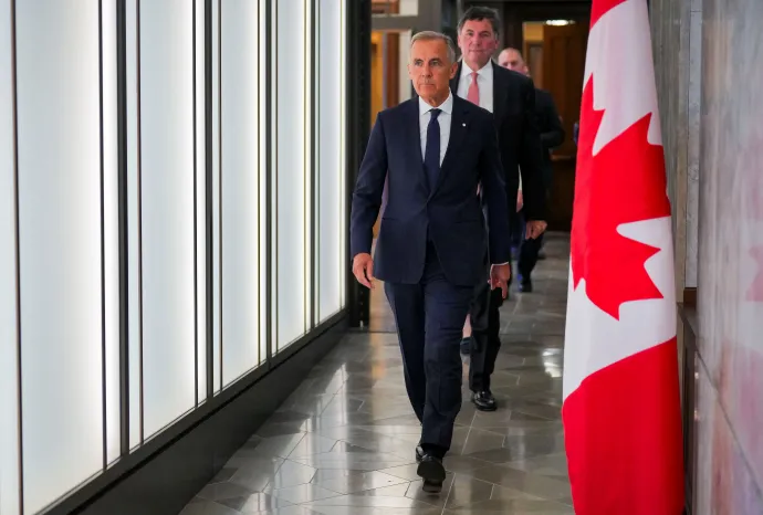 Mark Carney, Kanada miniszterelnöke az Egyesült Államokkal folytatott kereskedelmi tárgyalások felfüggesztése után érkezik egy sajtótájékoztatóra Ottawában 2026. augusztus 22-én – Chris Tanouye / Reuters