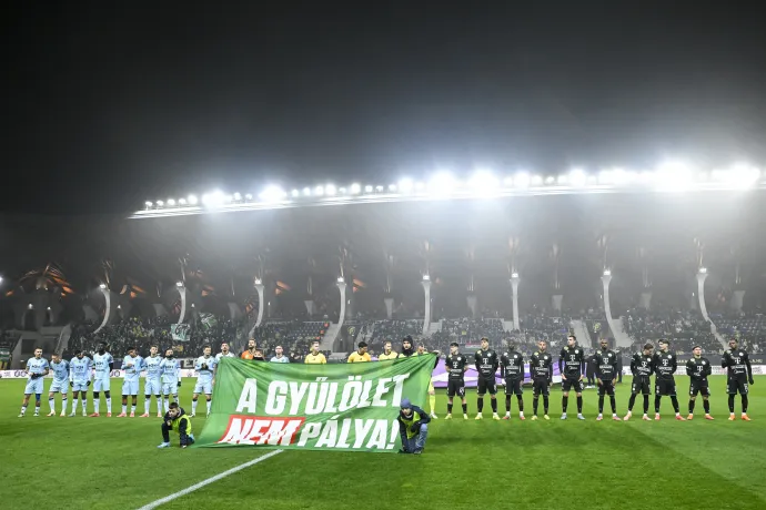 A csapatok a Fizz Liga 15. fordulójában játszott Puskás Akadémia FC–Ferencvárosi TC mérkőzés kezdete előtt a felcsúti Pancho Arénában, 2025. november 30-án – Fotó: Hegedüs Róbert / MTI
