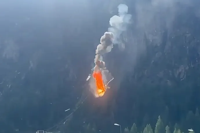 Videón, ahogy drótkötélbe akad, és lángolva a földbe csapódik egy helikopter Olaszországban