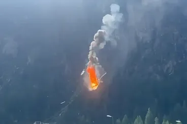 Videón, ahogy drótkötélbe akad, és lángolva a földbe csapódik egy helikopter Olaszországban