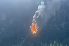 Videón, ahogy drótkötélbe akad, és lángolva a földbe csapódik egy helikopter Olaszországban