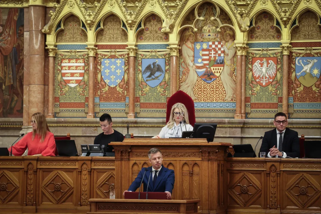 Magyar Péter: Az ellenzéki pártvezetők nyaraltak, közben szakemberek százai dolgoztak az energetikai rendszer életben tartásán