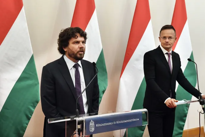 Czafik Zsolt, a Wellis Magyarország Zrt. ügyvezető igazgatója és Szijjártó Péter külgazdasági és külügyminiszter a Wellis Magyarország Zrt. beruházásáról tartott sajtótájékoztatón a Külgazdasági és Külügyminisztériumban 2020. október 7-én – Fotó: Máthé Zoltán / MTI