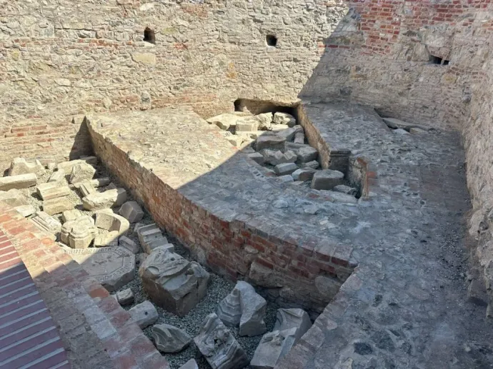A nagyváradi vár Királyfia-bástyájában talált épületfaragványok – Fotó: Nagyvárad Polgármesteri Hivatala