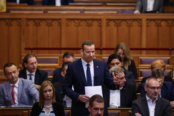 Toroczkaitól megkérdezték a Kossuth rádióban, hogyan ugorhatott be az összes képviselőjüknek ugyanaz a házszabály, amikor fel kellett volna állni a roma holokauszt áldozatai előtt tisztelegni