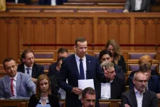 Toroczkaitól megkérdezték a Kossuth rádióban, hogyan ugorhatott be az összes képviselőjüknek ugyanaz a házszabály, amikor fel kellett volna állni a roma holokauszt áldozatai előtt tisztelegni